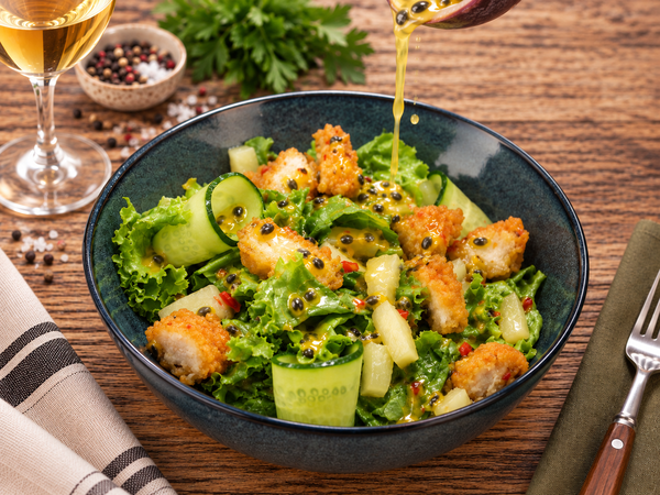 САЛАТ С ХРУСТЯЩИМ ЦЫПЛЕНКОМ М СОУСОМ МАРАКУЙЯ